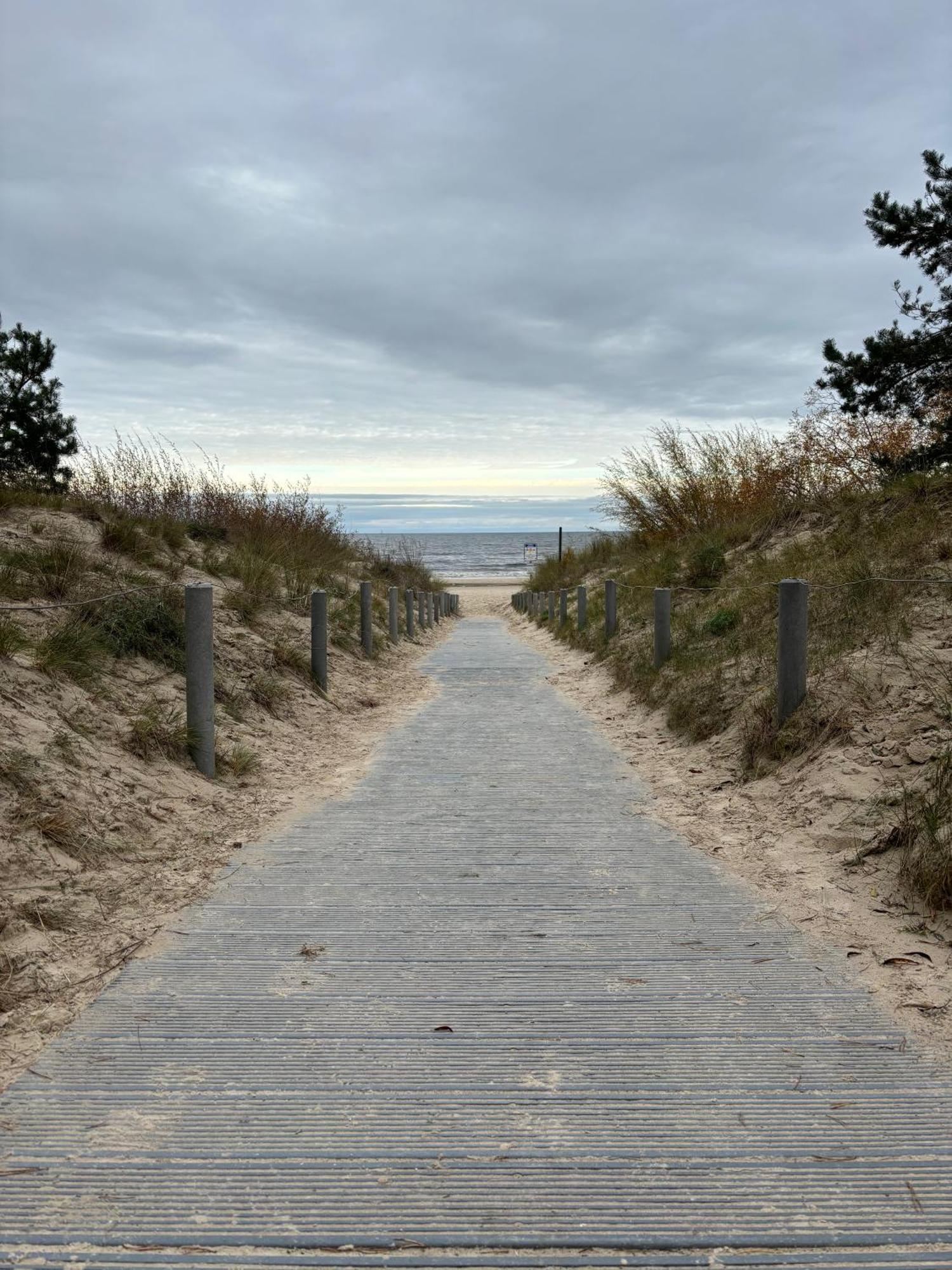 Апарт отель The Breeze Херингсдорф Экстерьер фото The boardwalk at the beach